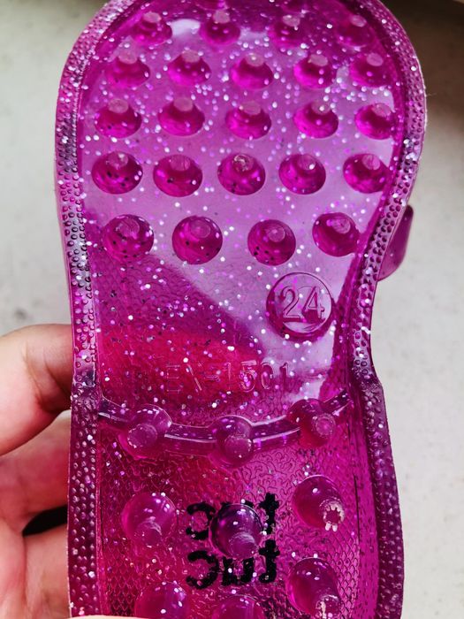 Sandalias Tuc Tuc rosa com brilhantes T24 - NOVAS
