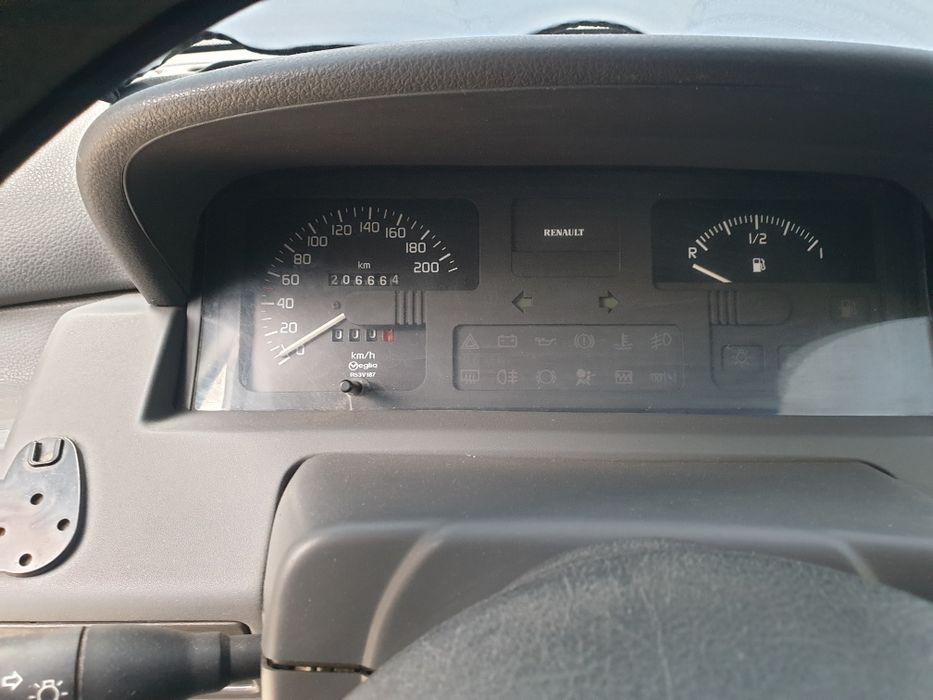 Renault Clio 1.0 Gasolina 1997 – Económico, Fiável e Inspeção em Dia