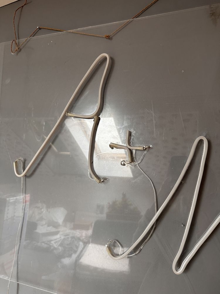 Napis ledon led neon na pleksi „A+M”