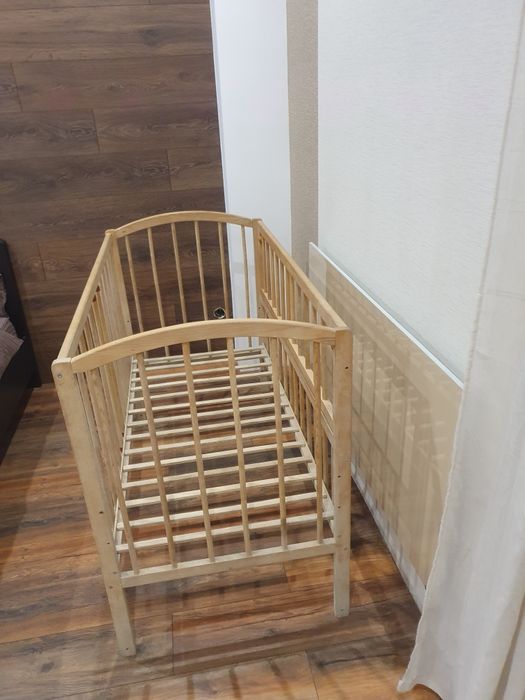 Дитяче дерев'яне ліжечко