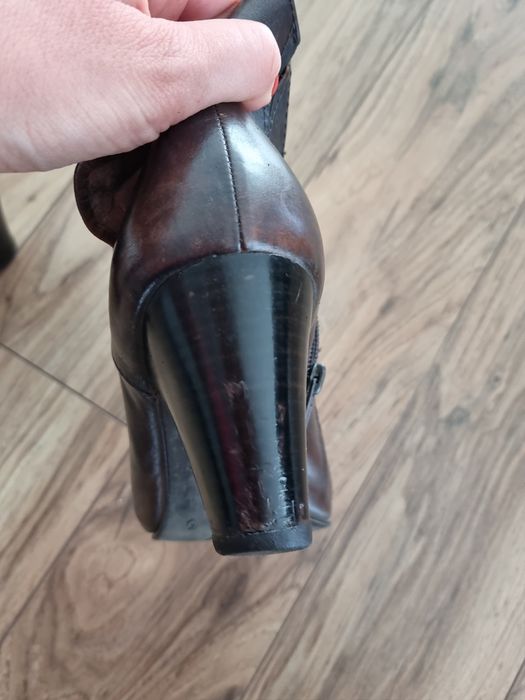 Botki na obcasie Caprice skóra