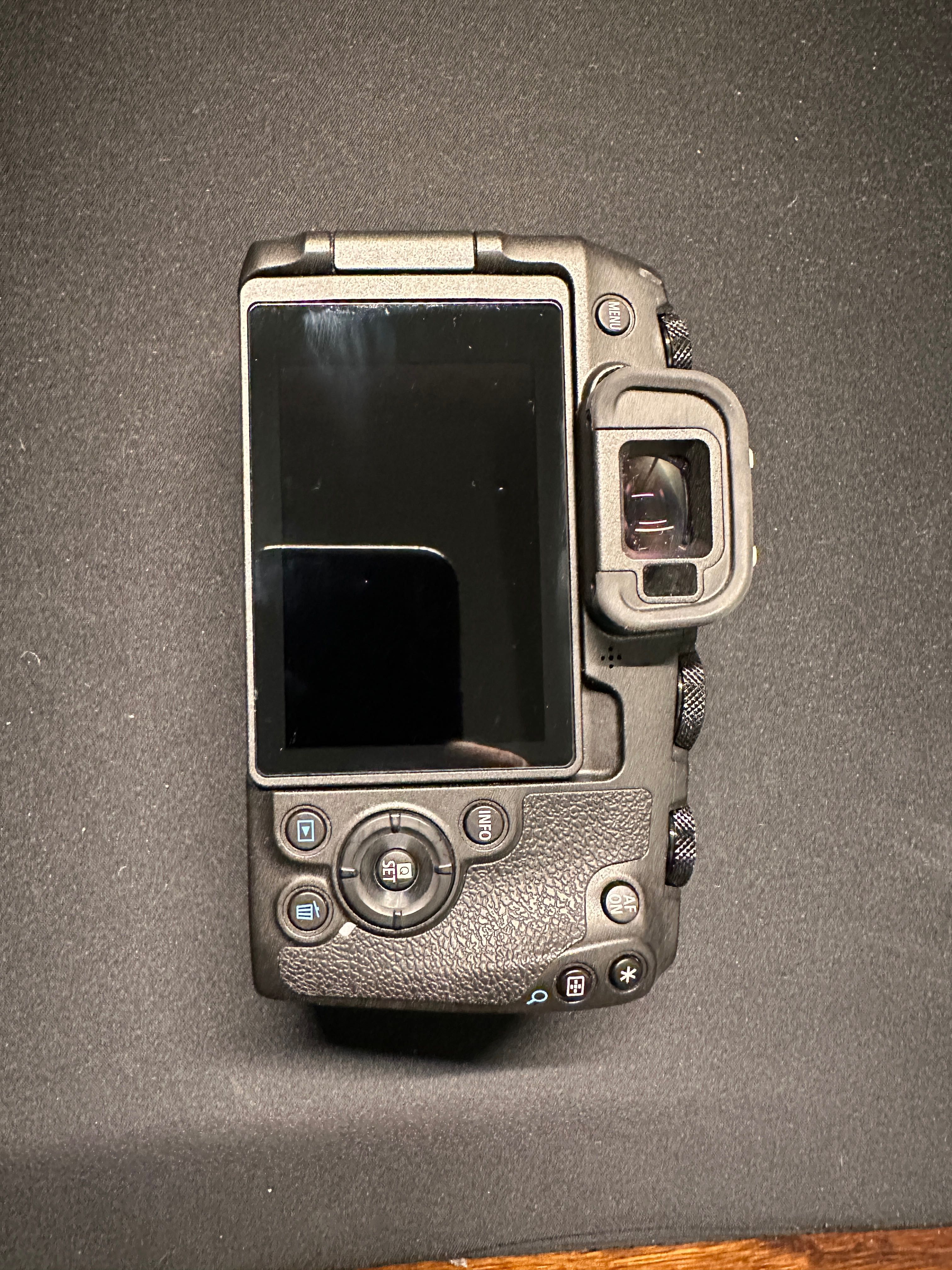 Canon EOS RP (body) – Stan bardzo dobry, bardzo niski przebieg