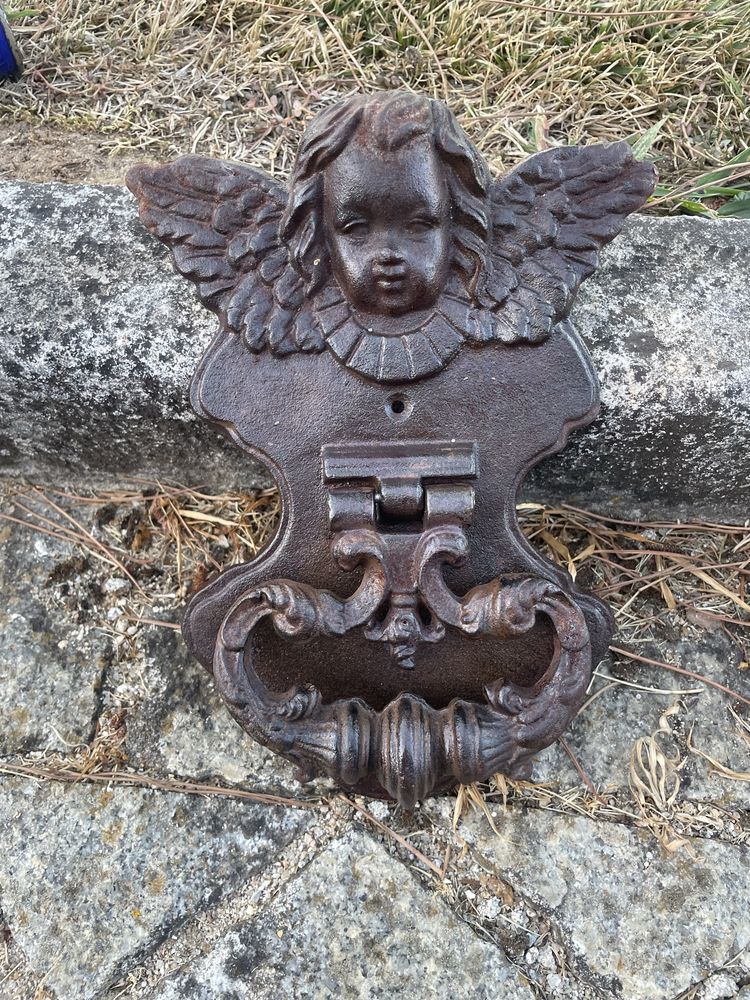 Batedor de porta de ferro fundido com a figura de um anjo querubim