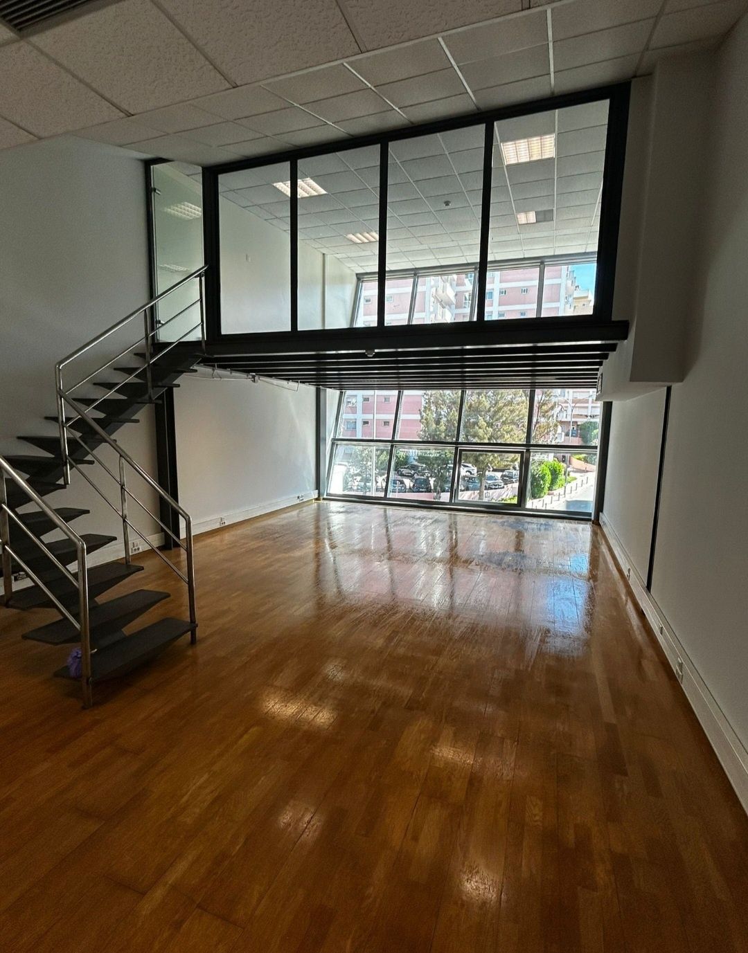 Escritório para arrendamento- 100m" com Mezzanine.