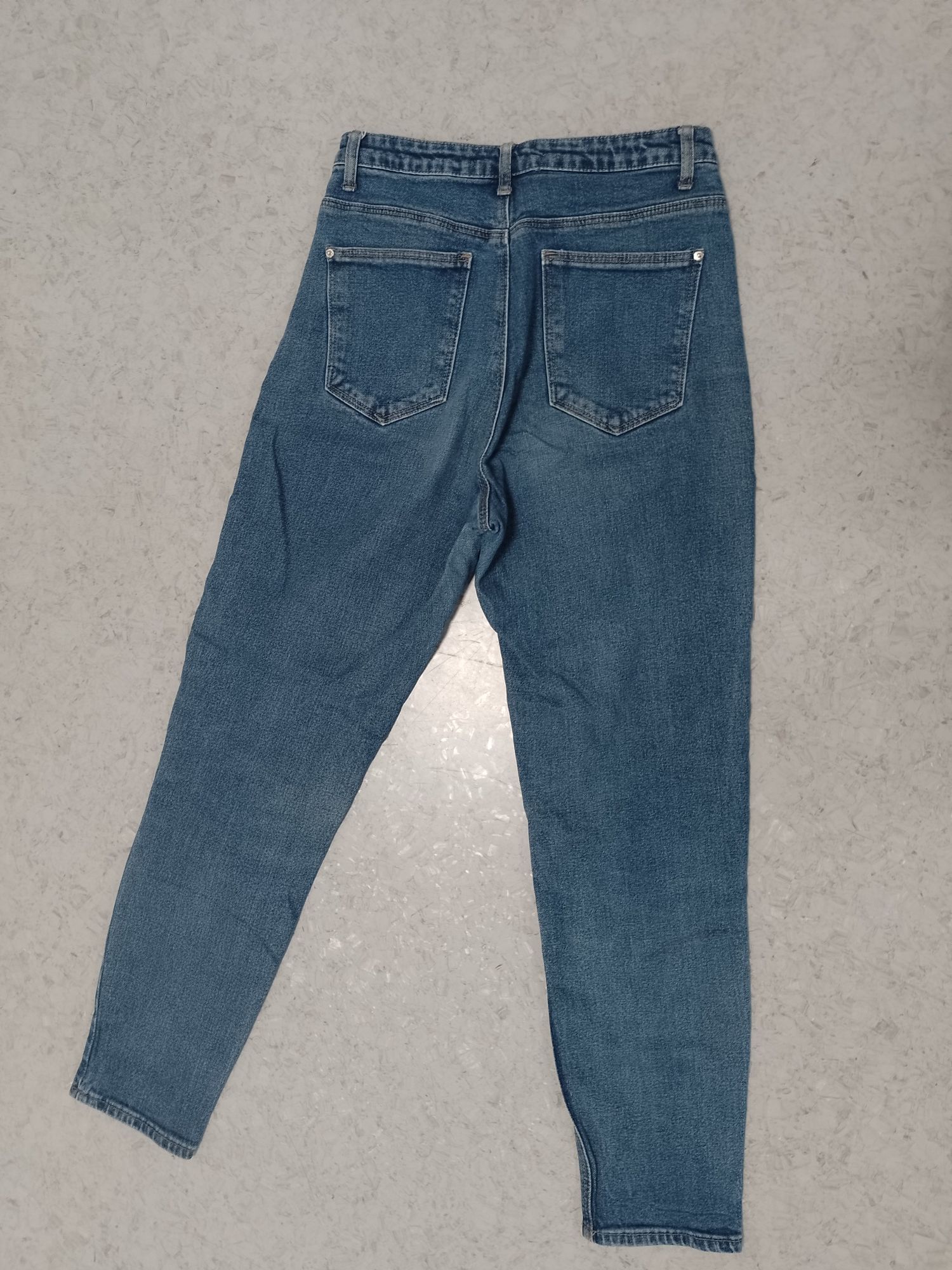 Sprzedam damskie spodnie jeansowe firmy Sinsay rozmiar 38.