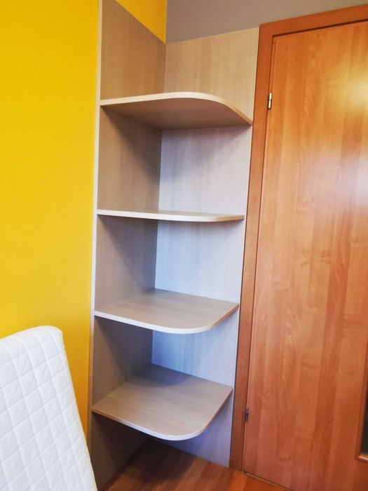 Narożny regał z półkami
