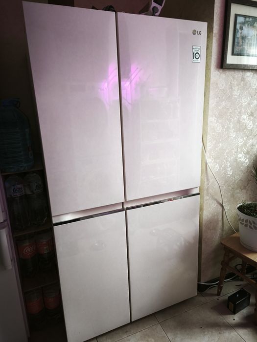 Двухдверный холодильник LG.