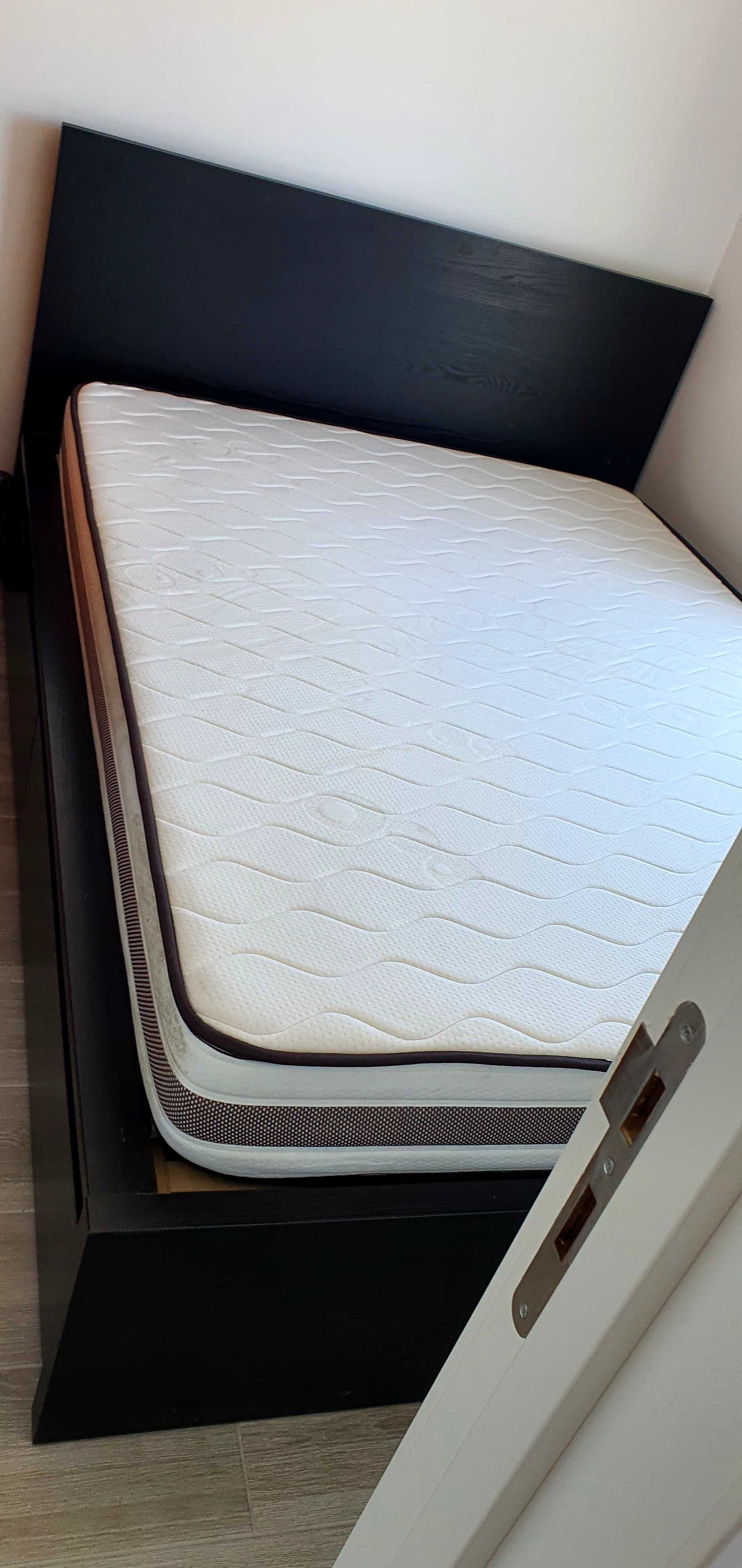 Vendo, Cama casal com 4 gavetões e guardafatos seminovos.