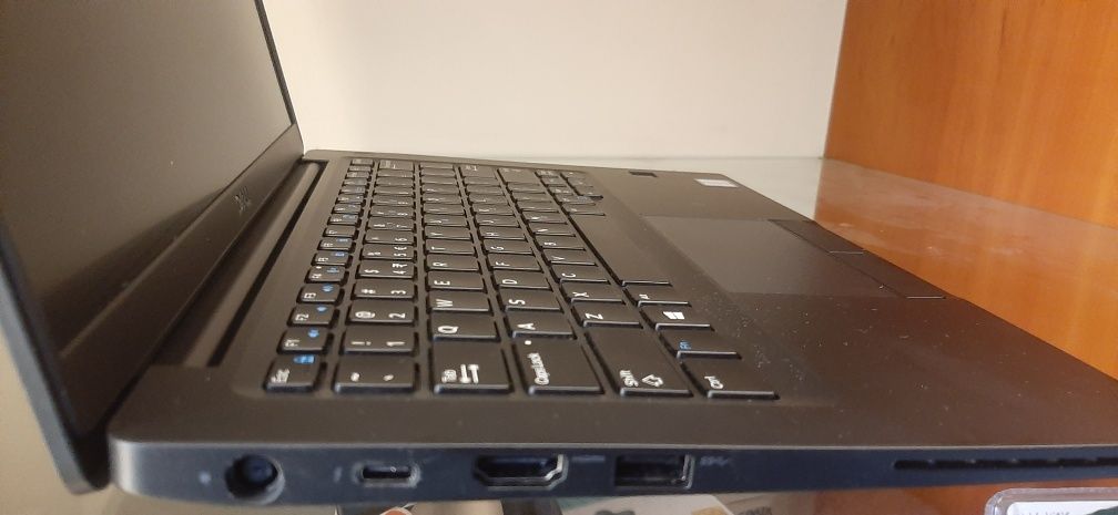 Laptop Dell 7390 i5 8gen faktura gwarancją 12 mc