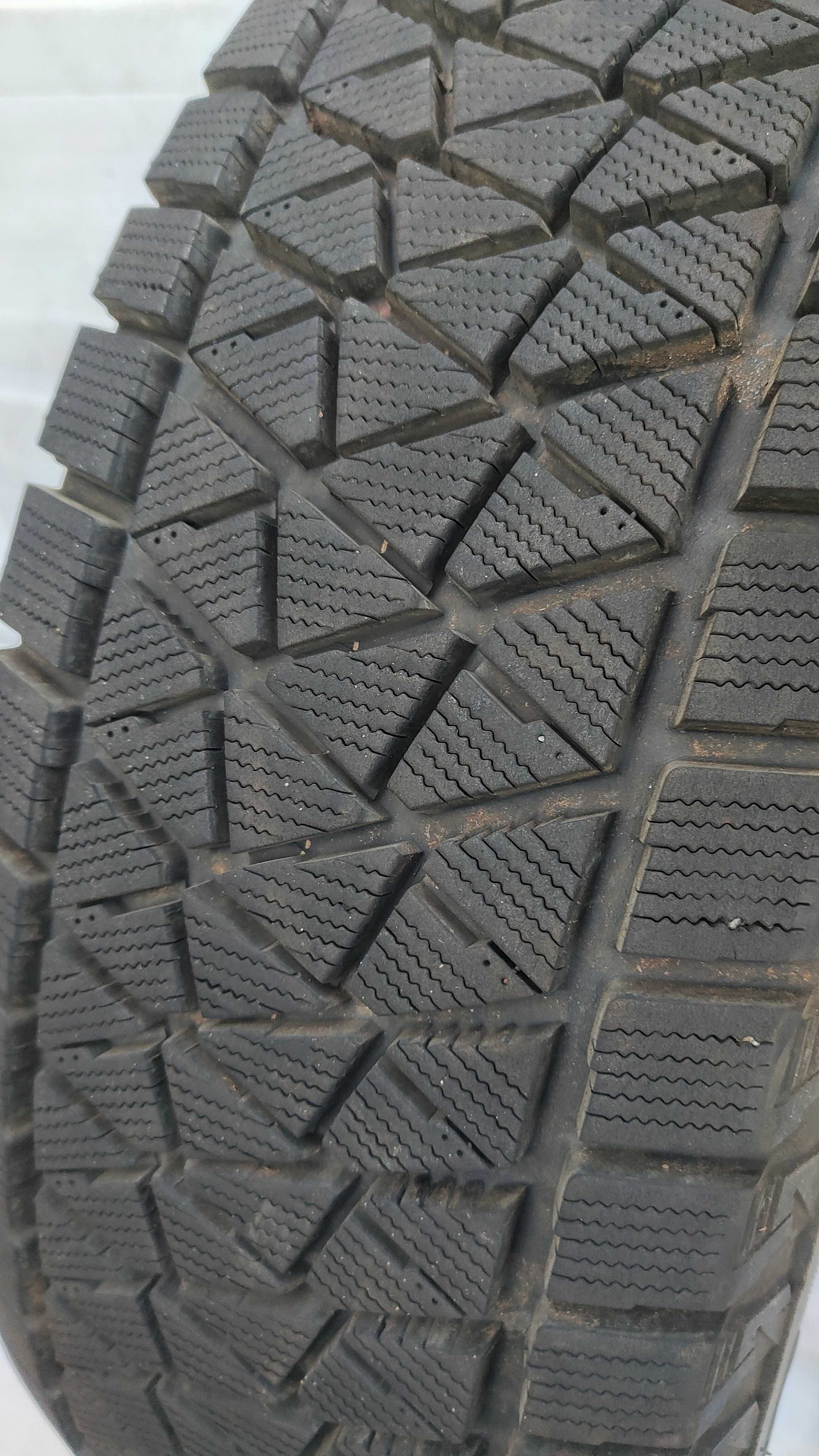 Opona Zimowa 245/70/17 Bridgestone DM V2