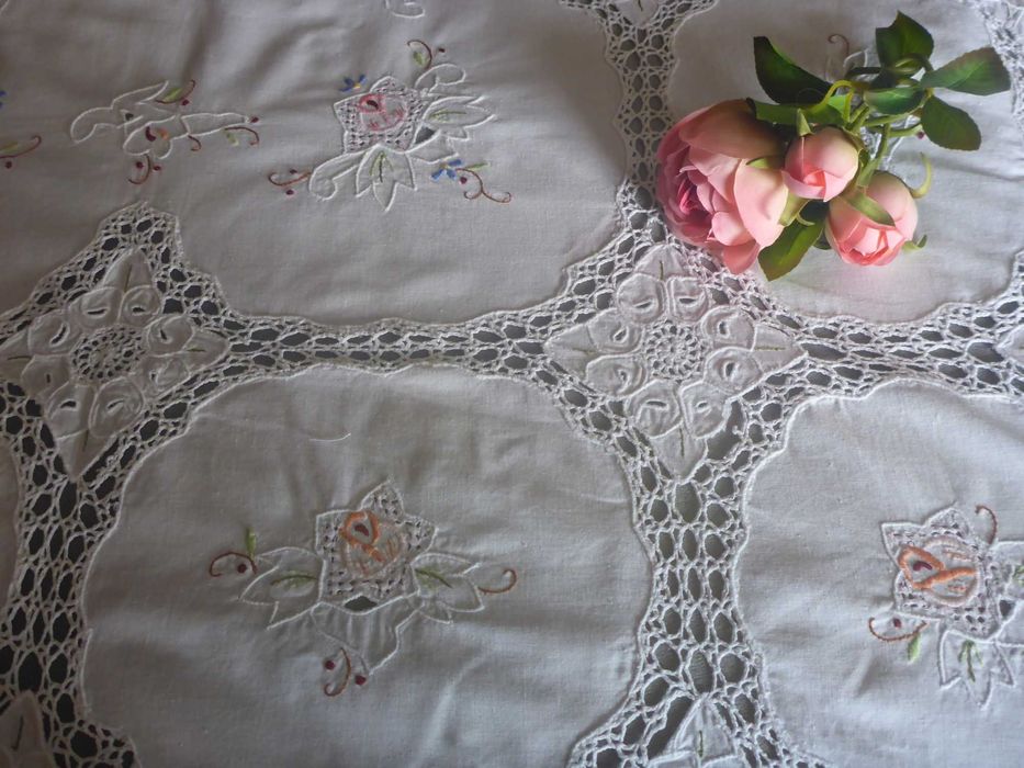 Toalha chá em linho misto, bordado floral manual  e renda 102cmx98cm