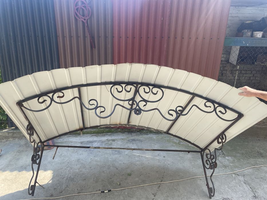 Навісний козирок на вхідні двері