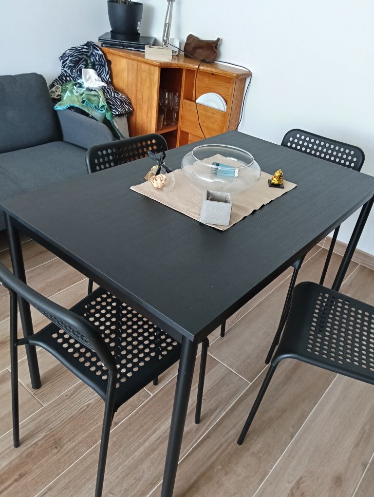 Mesa de sala com cadeiras