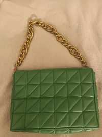 Zielona torebka na ramię ze złotym łańcuchem Zara