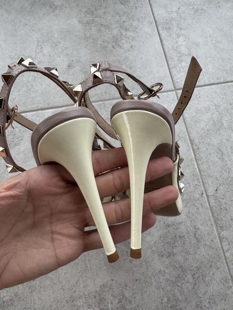 Туфлі Valentino.