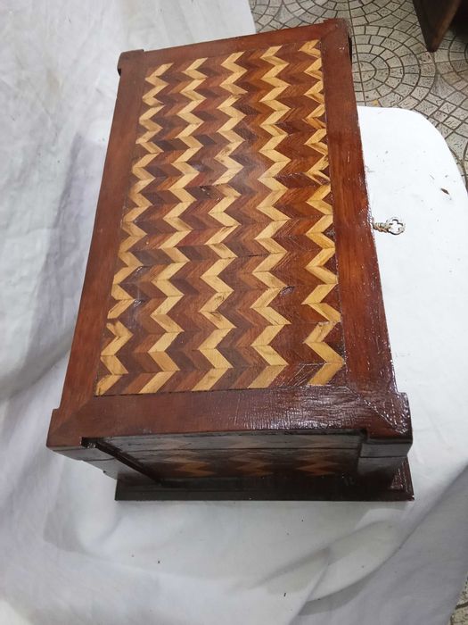 Caixa antiga em madeira dois tons. Cm fechadura e chave