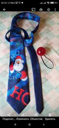 Красивый синий рождественский галстук и мигающий красный нос клоуна
