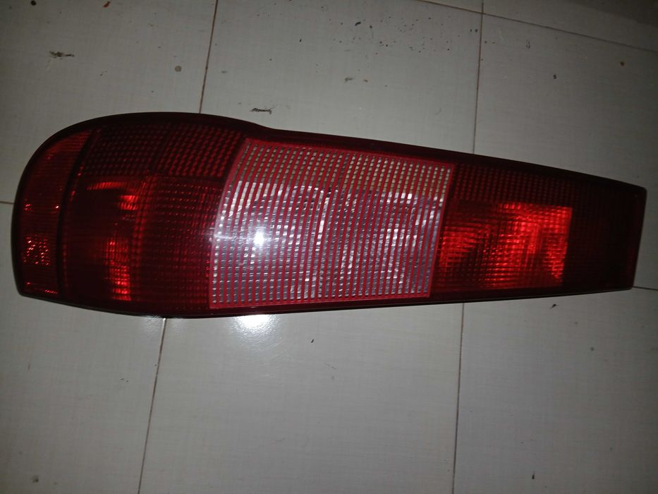Farol trazeiro Fiat punto ano 1996