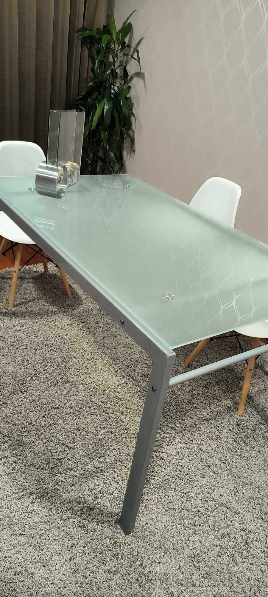 Mesa de sala com tampo de vidro