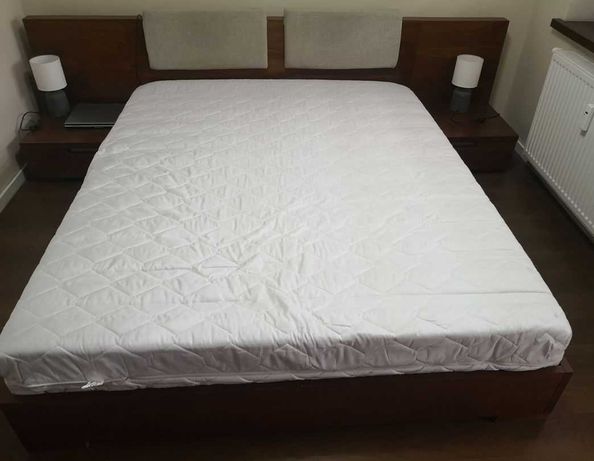 Łóżko drewniane z materacem i szafkami