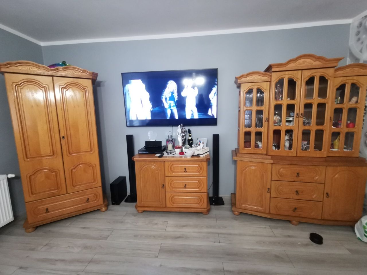 Meble pokojowe oraz stół z krzesłami