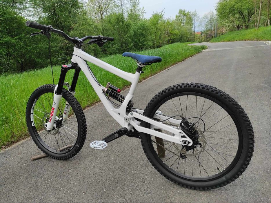 Rower downhill Commencal Supreme v2