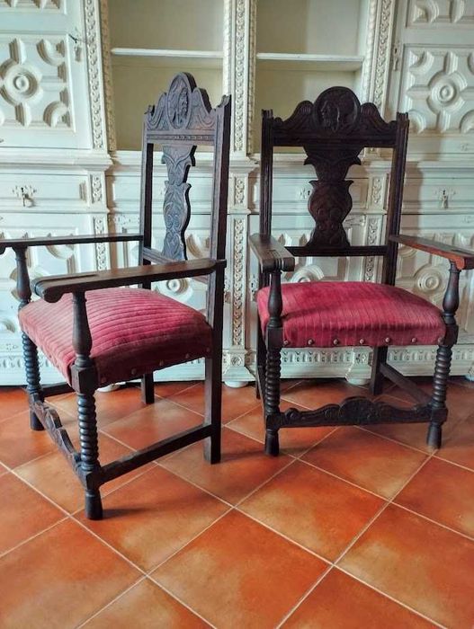 Antigo e excecional par de cadeirões trono restaurados