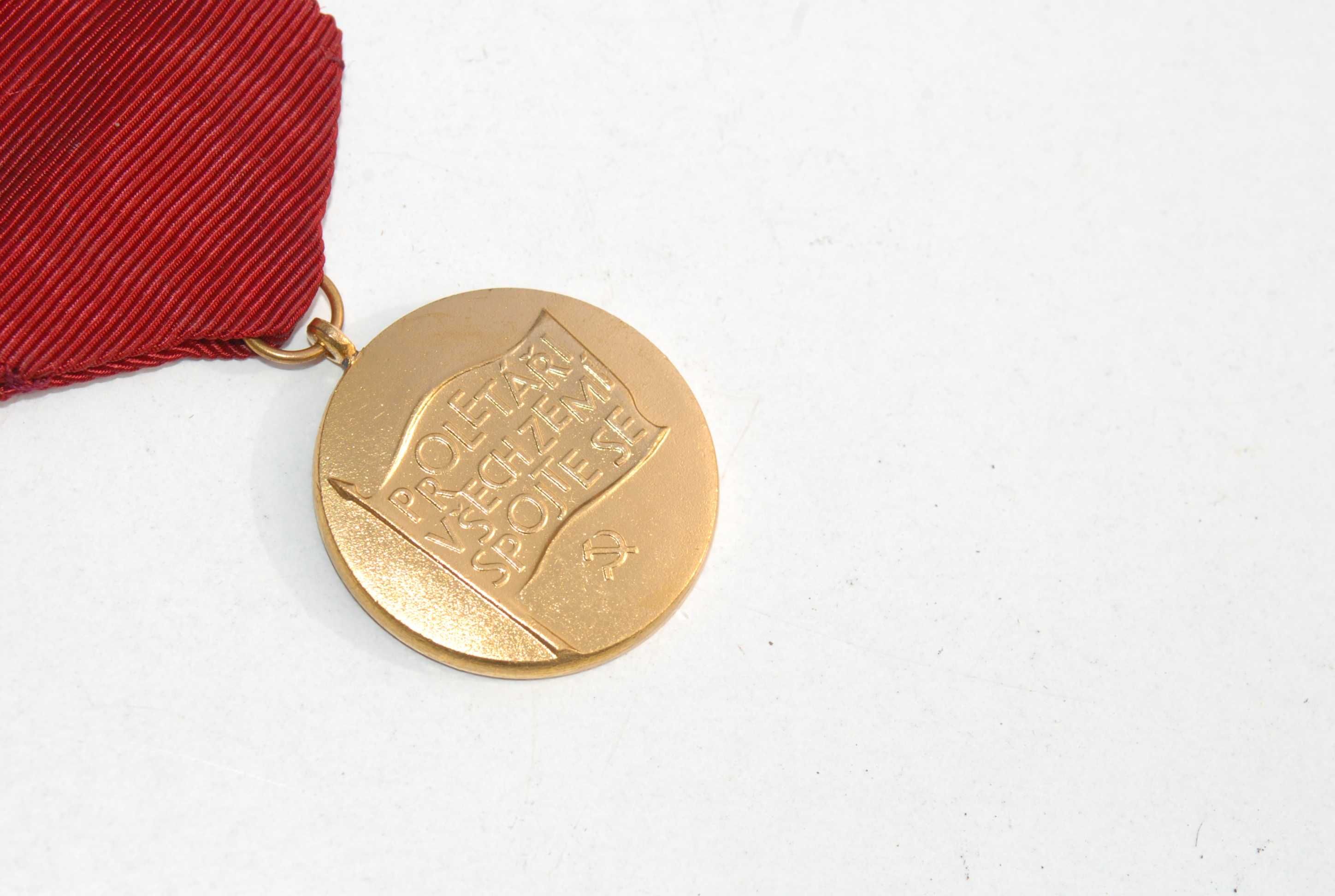 Stara medal zapinka odznaka wpinka 70 lata antyk