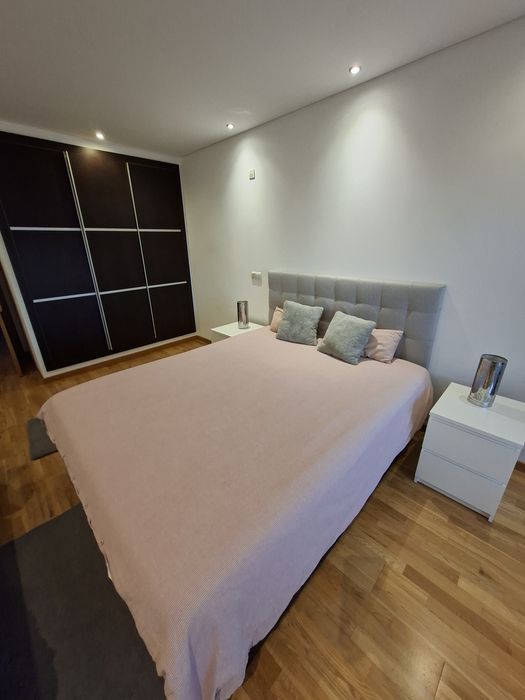 Conjunto Cama Sommier c/colchão ,cabeceira e mesas de cabeceira