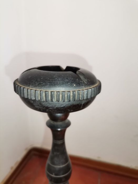 Cinzeiro de pé em pau preto de Mocambique