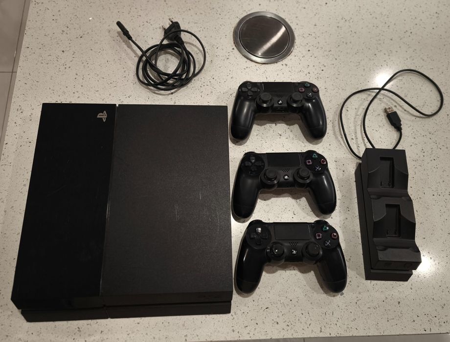 PlayStation 4+3 comandos+carregador de comandos+ 2 jogos