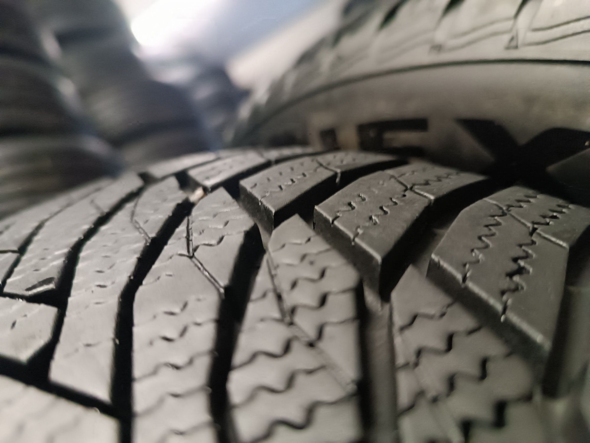 Sprzedam prawie nowe opony Nexen 235/55 r17