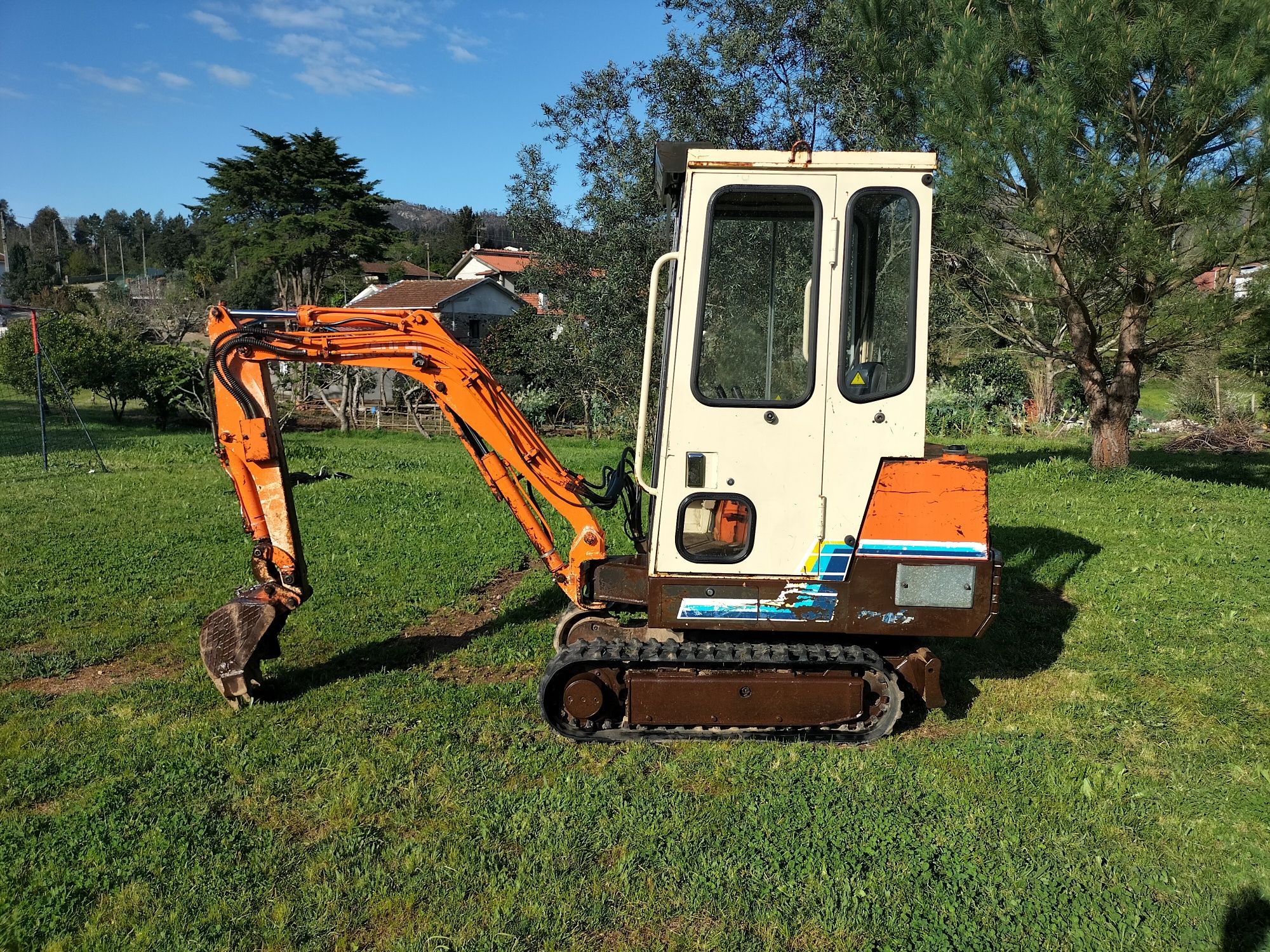 Mini giratória Takeuchi tb15