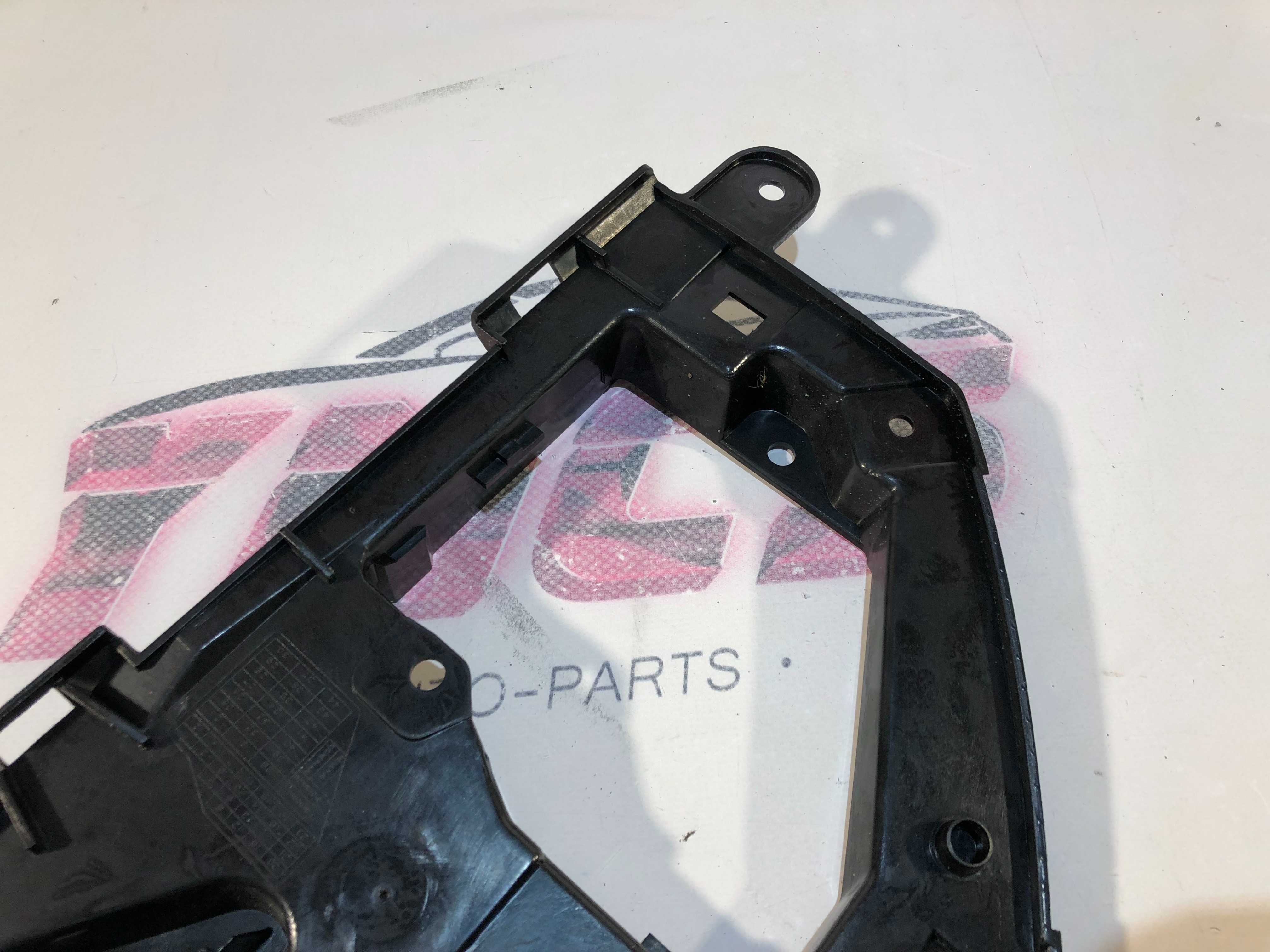 Plastico Caixa Fusiveis Interior AUDI A3 S3 8L ORIGINAL