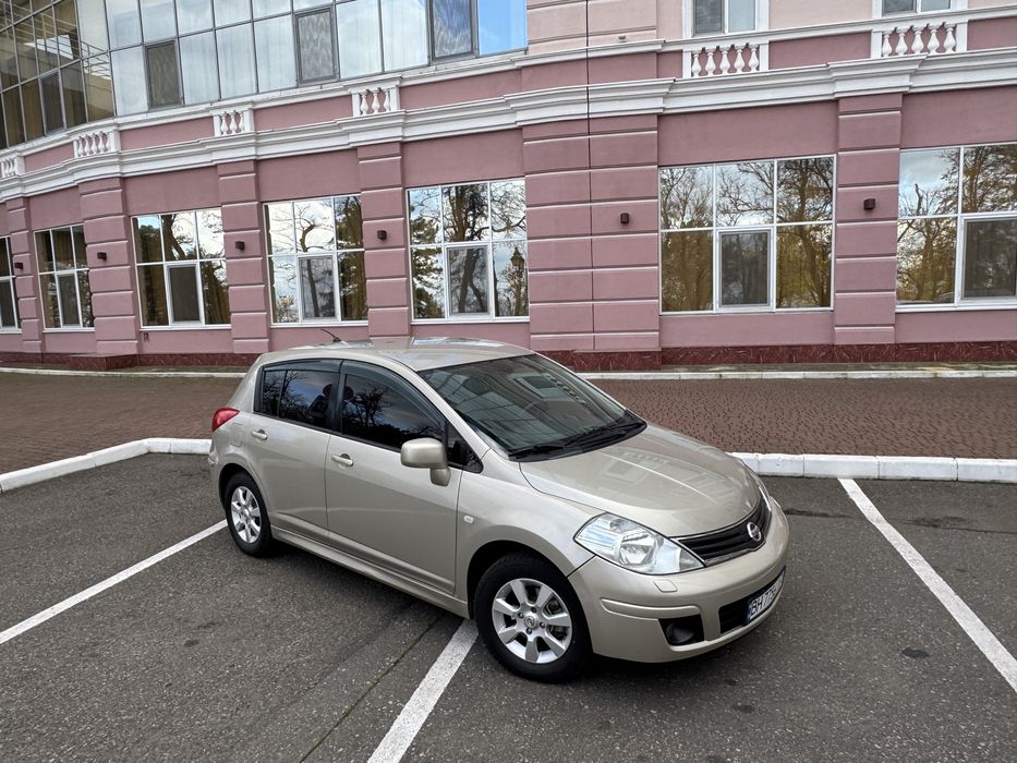 продам Nissan Tiida  2011 года 1.6 бензин