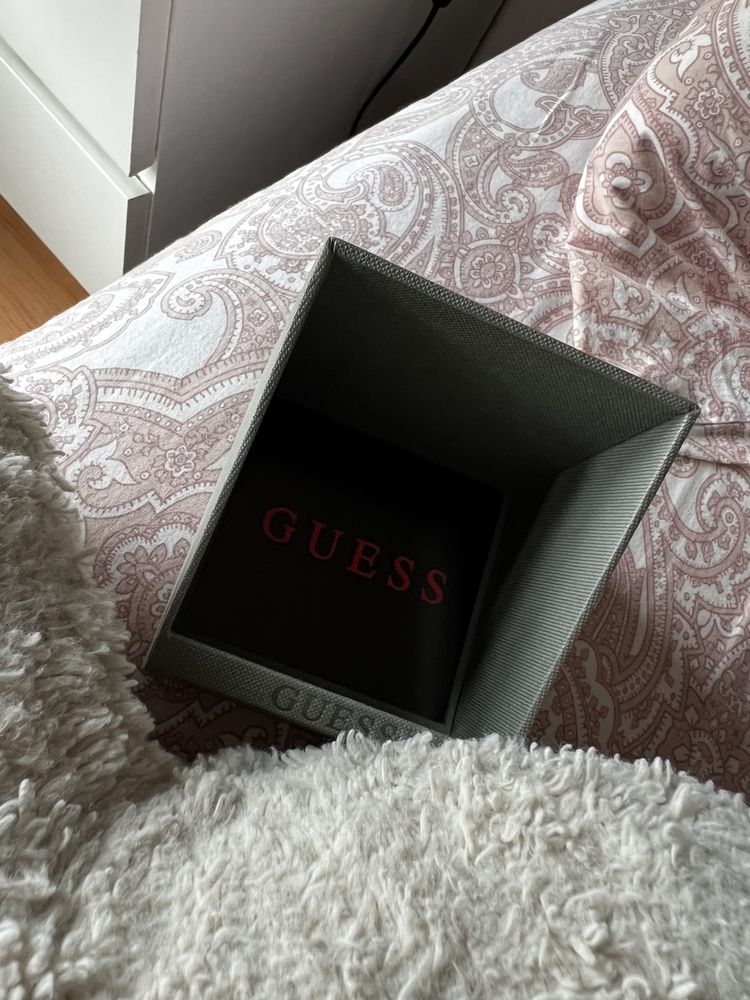 Relógio dourado GUESS