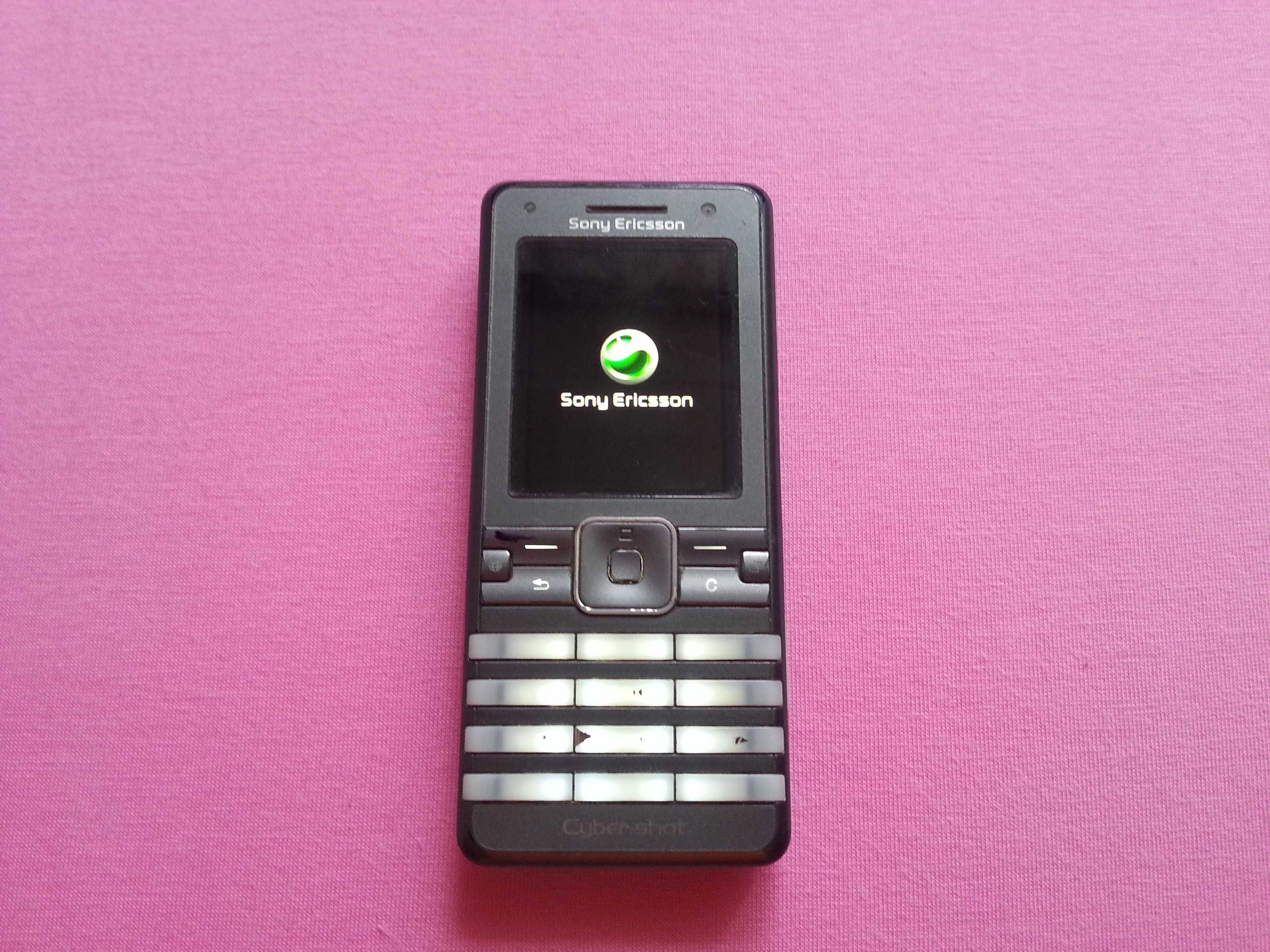 Telefon komórkowy Sony Ericsson K770i srebrny.