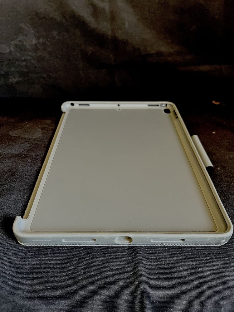 Logitech Combo Touch (teclado+case p/ iPad Air 3 / iPad Pro 10.5)