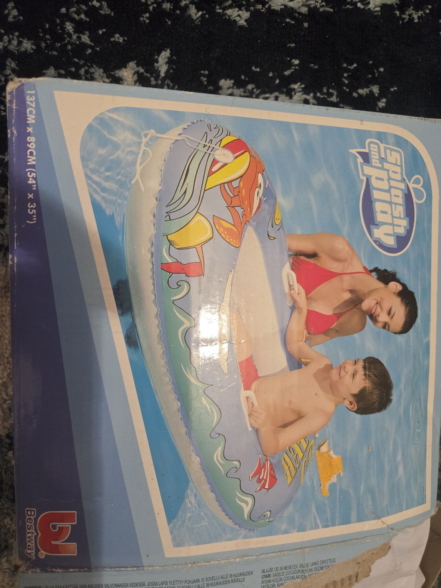 Piscinas novas em caixa e barquinho para criancas