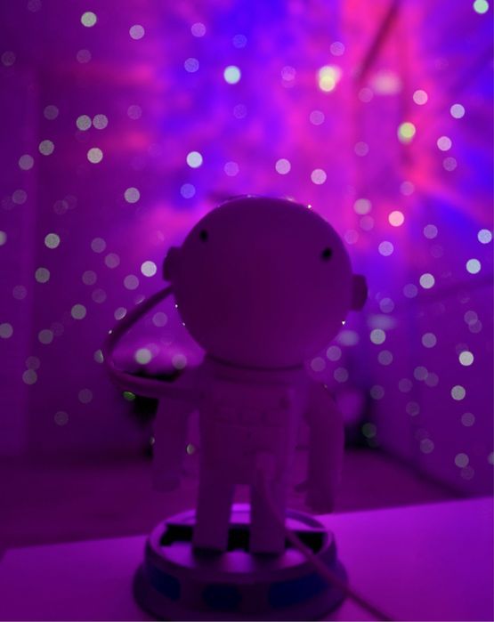 Астронавт-проектор, найновіша модель 2025