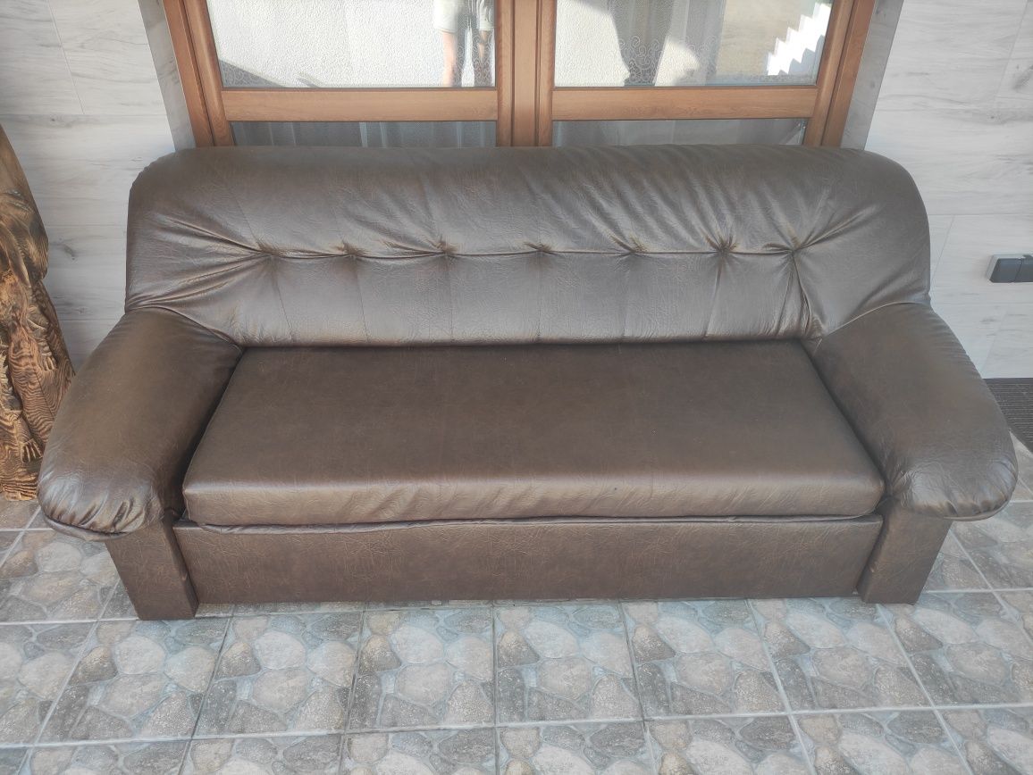 Brązowa skórzana sofa