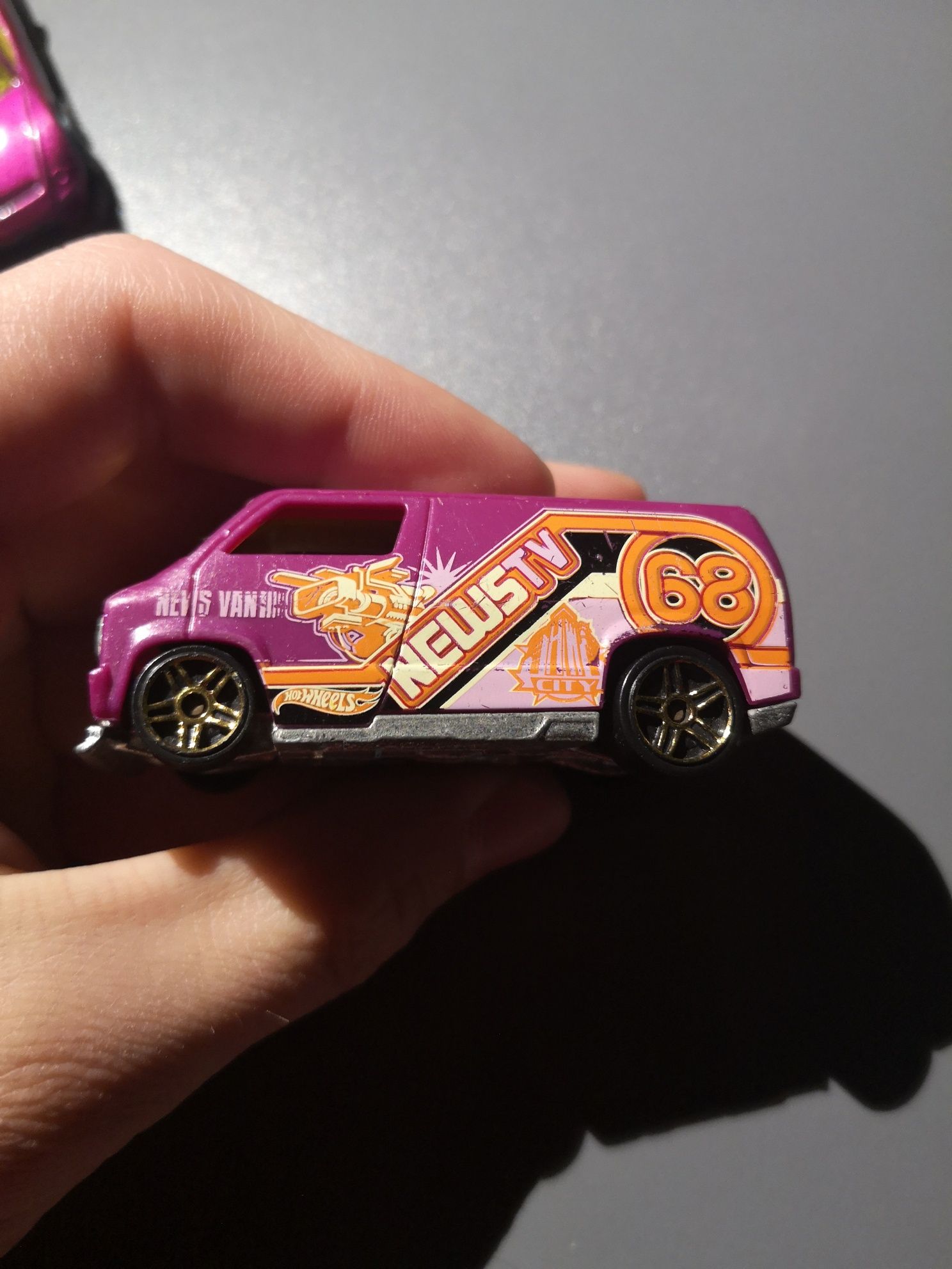 HOT WHEELS Chrysler 2007 CUSTOM 77 Dodge van news tv 68