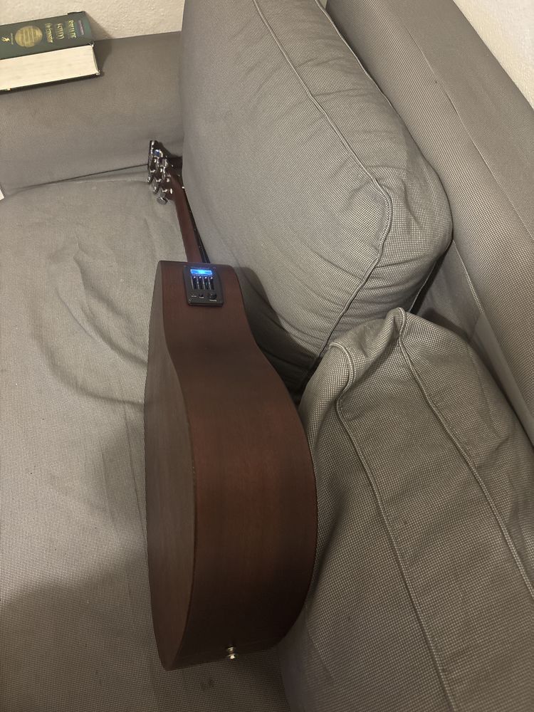 Violao semi novo quase nao foi usado .