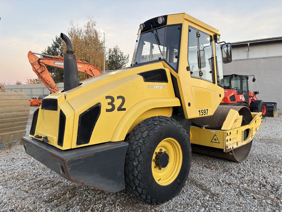 Walec wibracyjny do gruntu Bomag bw 177 hamm jcb vm75