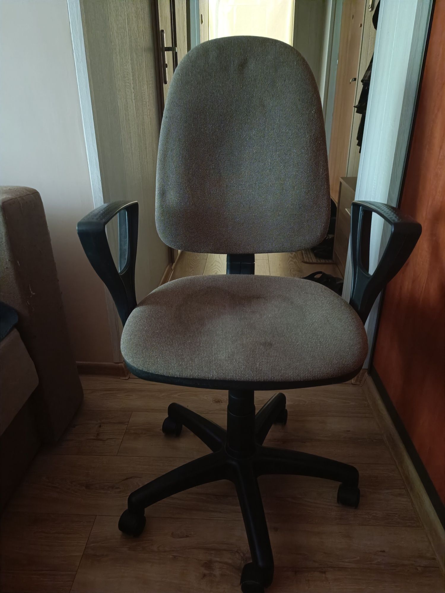 Obrotowe krzesło biurowe