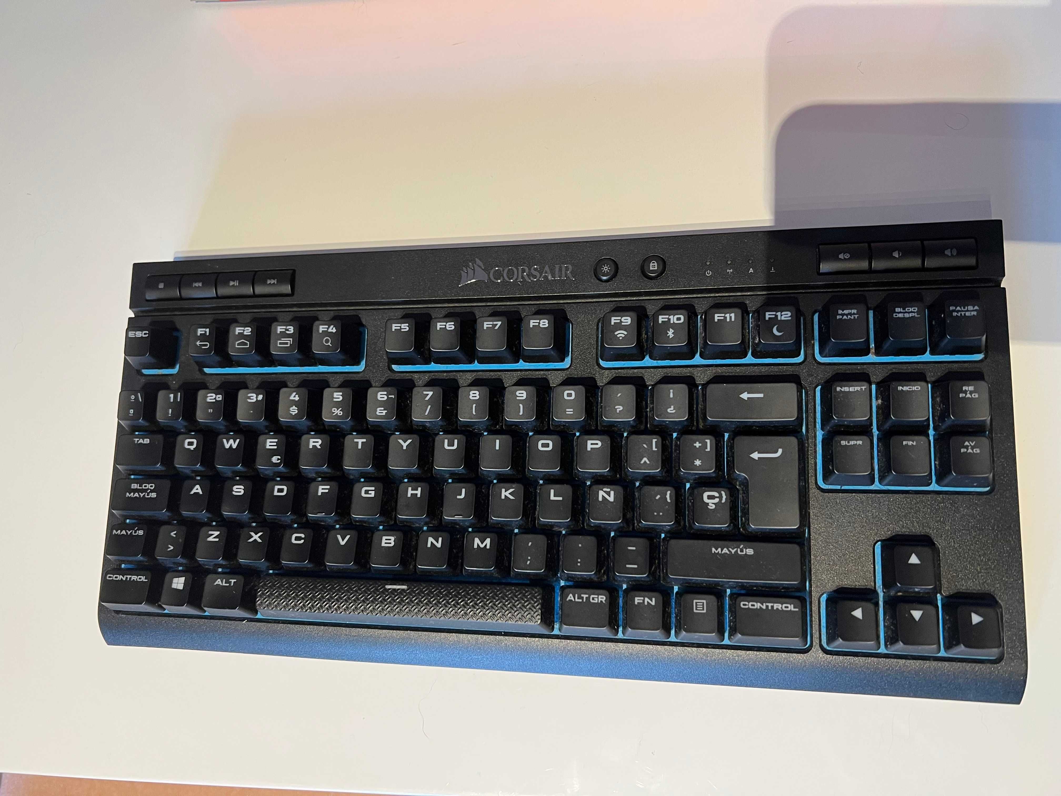 Corsair k63 sem fio com suporte para jogar no sofa