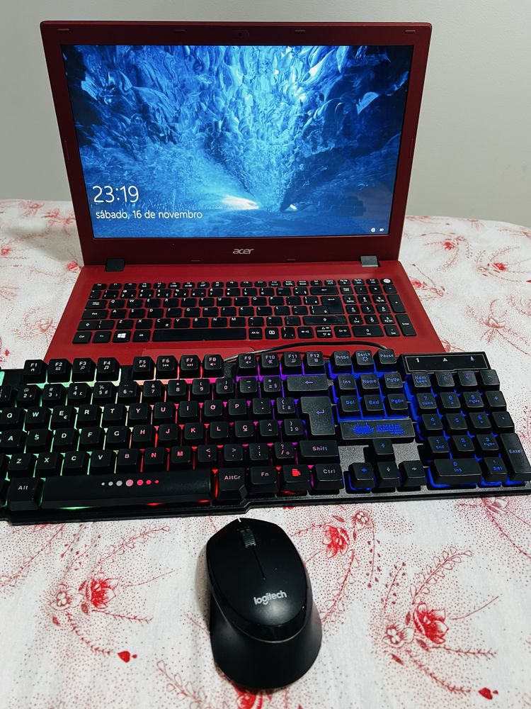 Computador portatil ACER vermelho.