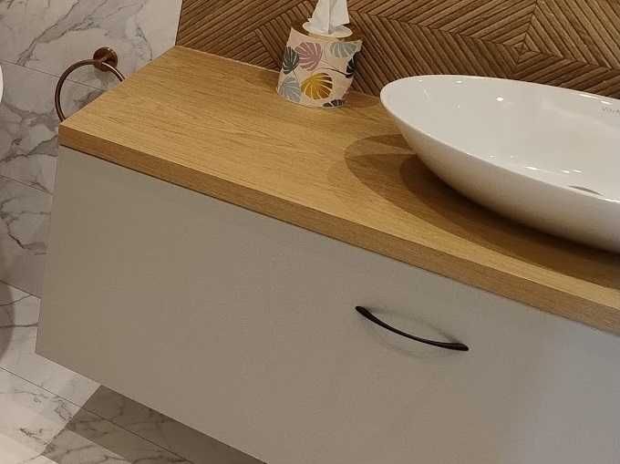 Umywalka owalna firmy Vitra w zabudowie z szufladami