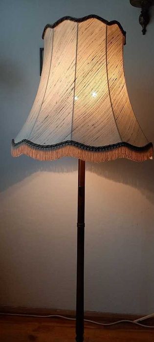 Drewniana lampa podłogowa z abażurem