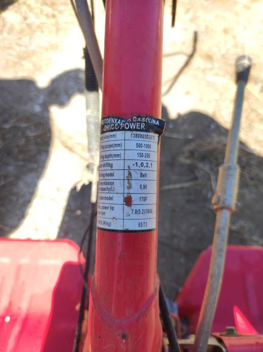 Moto enchada com charrua e frese